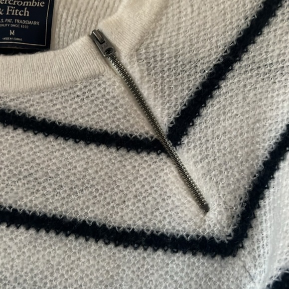 Women Abercombie & Fitch Sweater Ladies Size M Gently Used Striped Sweater - Picture 3 of 4